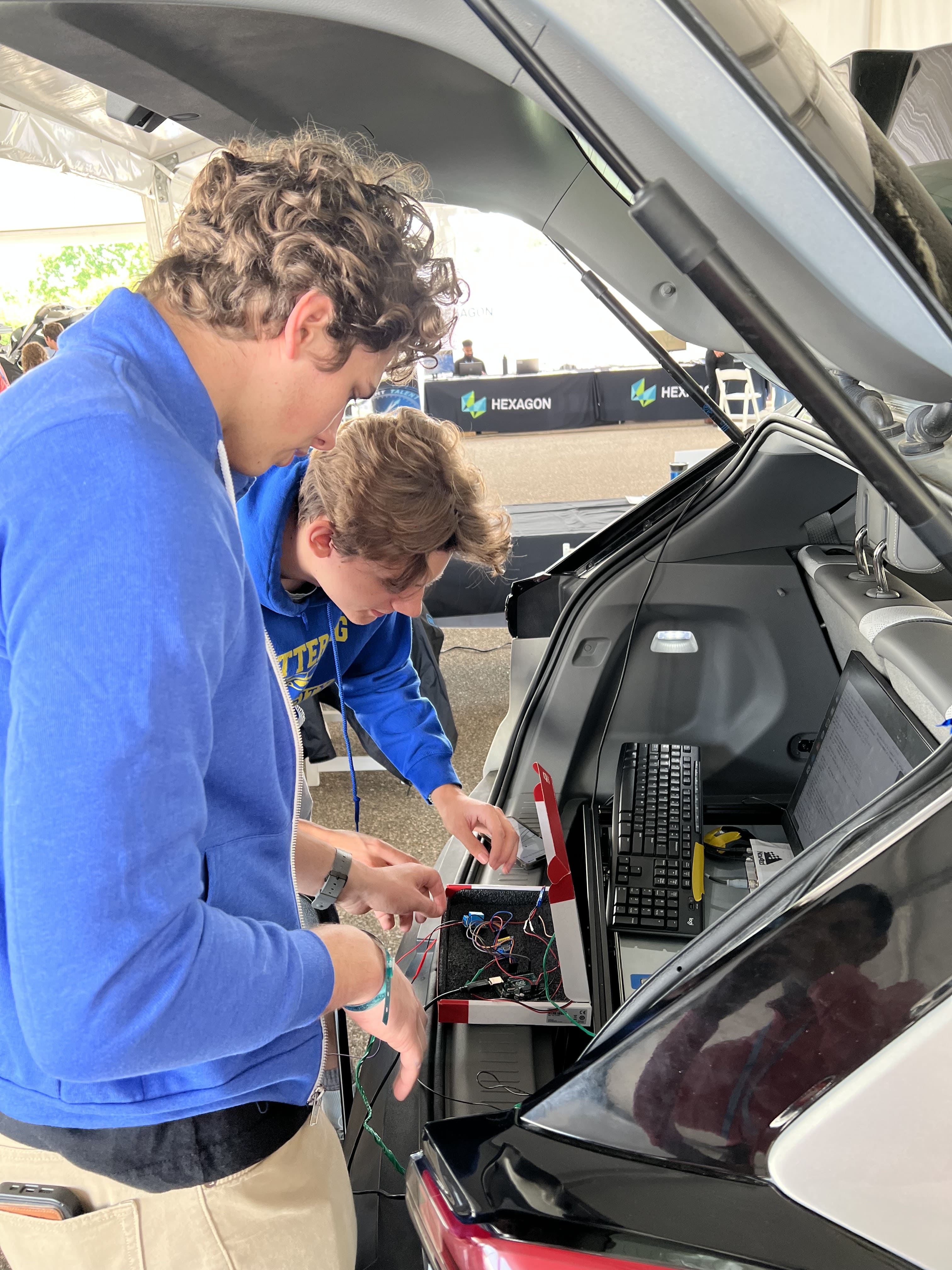ϲʷ¼ students work on their car at the AutoDrive II Challenge.