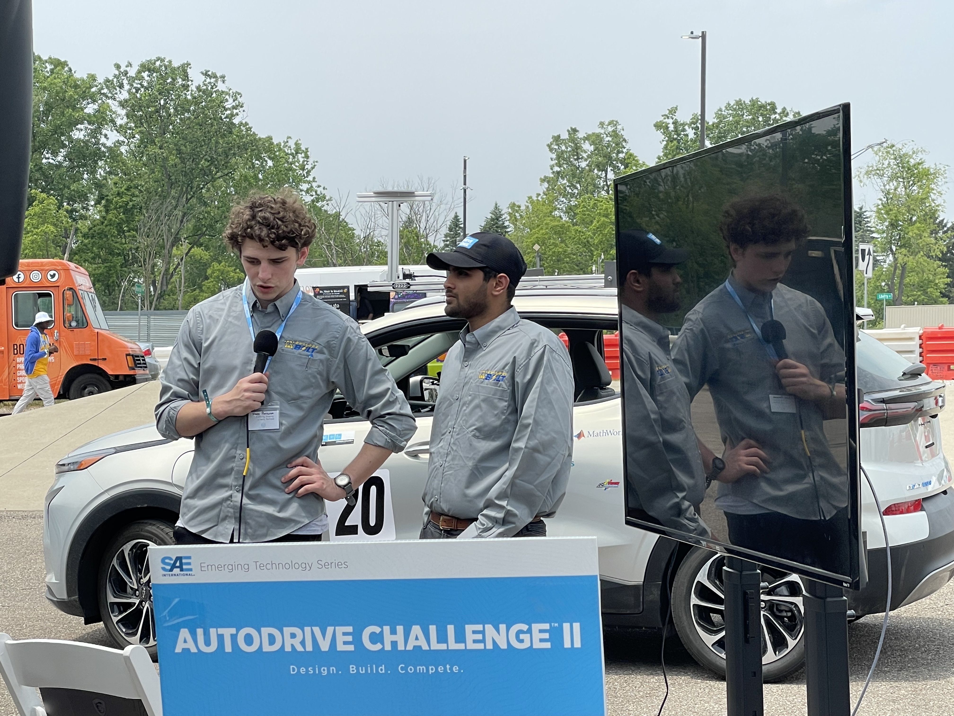 ϲʷ¼ students give a presentation at the AutoDrive II Challenge.