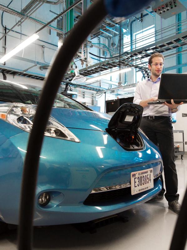 ϲʷ¼ students learn about and perform research on electric vehicles.