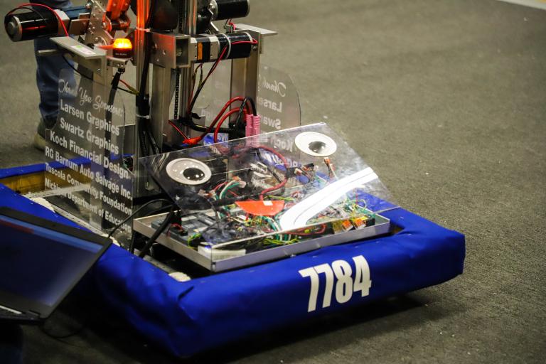 A robot at the FIRST Robotics competition at ϲʷ¼.